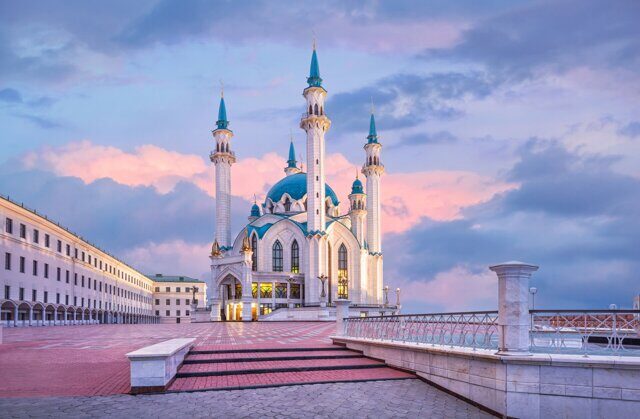 kul-sharif-mosque-in-the-kazan-kremlin-under-a-blue-and-pink-dawn-sky